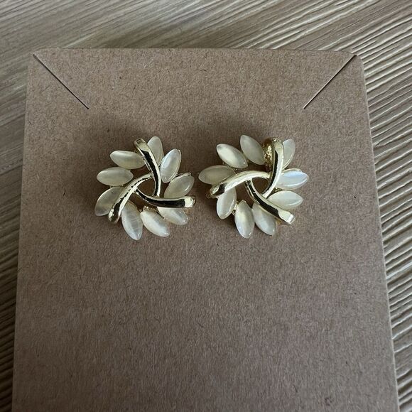 NEW white Quartz Gold Floral Stud Earrings Wreath Minimal Work Neutral - Picture 4 of 5